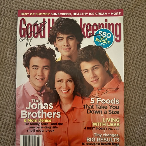 Signed Jonas Brothers memorabilia - Picture 6 of 13